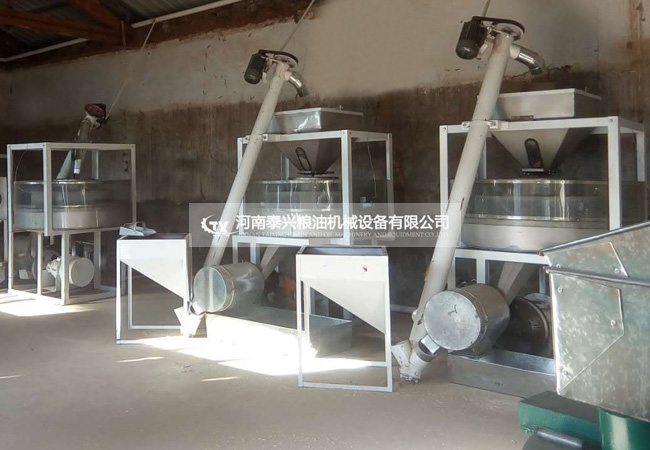 小型全自動(dòng)石磨面粉機(jī)